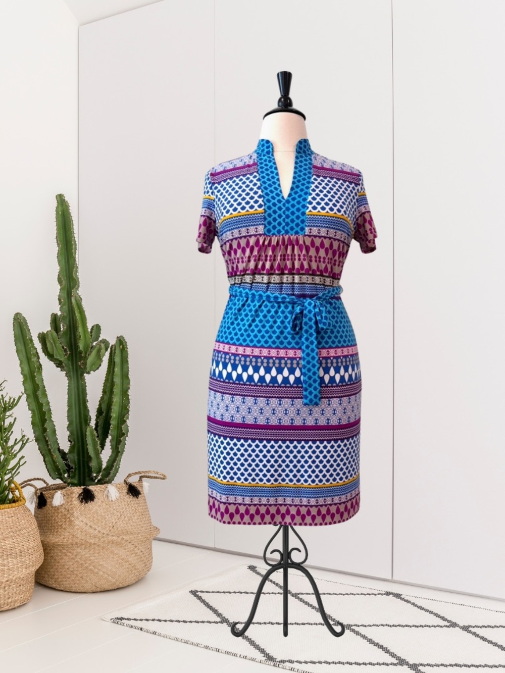 Trina Turk Short Sleeve Geometric Striped V-Neck Stretch Dress